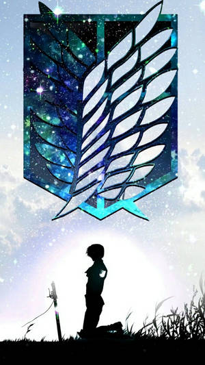 在星空下，一個跪著的戰士手持劍，剪影在發光翼形徽章前。