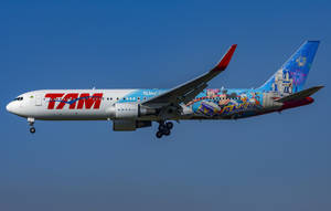 TAM航空飛機帶有迪士尼角色在晴朗藍天中飛行