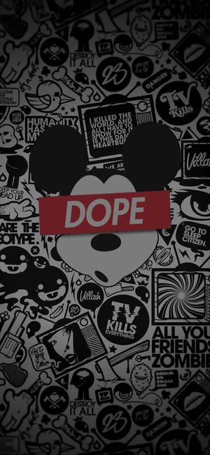 米奇老鼠頭帶 'DOPE' 橫幅，喺混亂嘅流行文化貼紙拼貼上面。 — 美學 壁紙