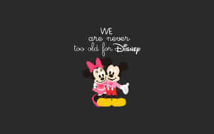 米奇和米妮老鼠互相擁抱，並有文字「We are never too old for Disney」。