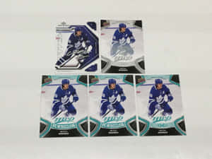 白色背景上的五張 Mitch Marner 冰球交易卡。