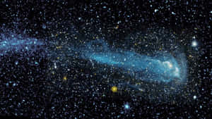 在深空中被無數星星包圍的發光藍色和黃色星雲。 — 太空 壁紙