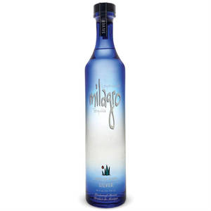 白色背景上的 Leyenda del Milagro Silver Tequila 藍色玻璃瓶。