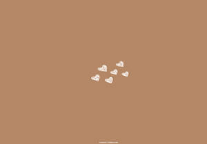 六個白色素描心形散落在棕色背景上。