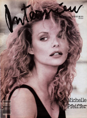 米雪菲花（Michelle Pfeiffer）在復古雜誌封面上，留著鬈髮，身穿黑色上衣。