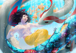 女孩和龍在水下與魚一起游泳。