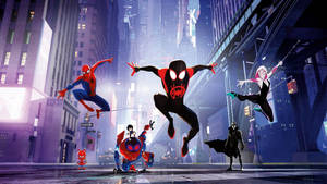 蜘蛛英雄在夜晚霓虹燈浸染的城市中擺盪。