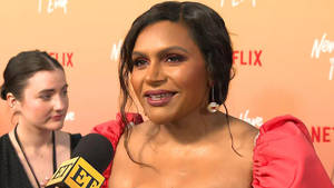 紅裙女士在Netflix活動中對著ET麥克風說話。