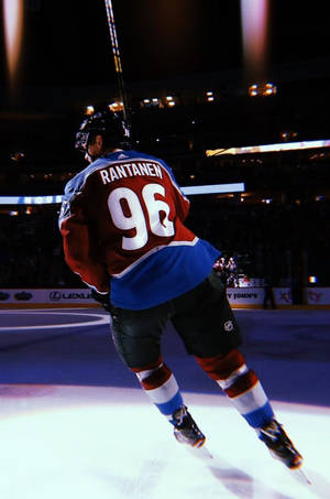 冰球運動員 Rantanen 96 號在夜間場館的冰上滑冰。