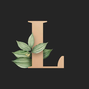米色字母L，以綠色葉子和小花裝飾，深色背景。