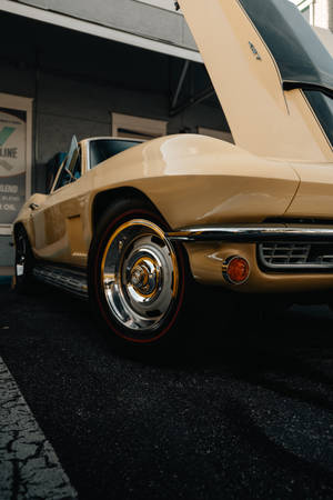 奶油色經典Corvette，打開引擎蓋，停在車庫