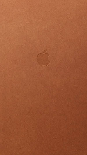Apple 標誌壓印在棕色皮革表面
