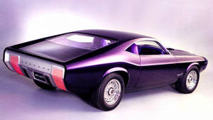 紫色復古 Mustang Milano 概念車，配備鍍鉻輪圈和紅色尾燈。