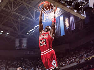 米高佐敦在1997年NBA季後賽期間，在座無虛席的場館中灌籃。 — 邁克爾·喬丹 壁紙
