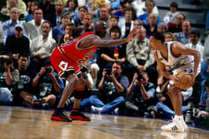 米高佐敦在NBA比賽中防守一名籃球運動員。 — Jordan 標誌 GIF 壁紙