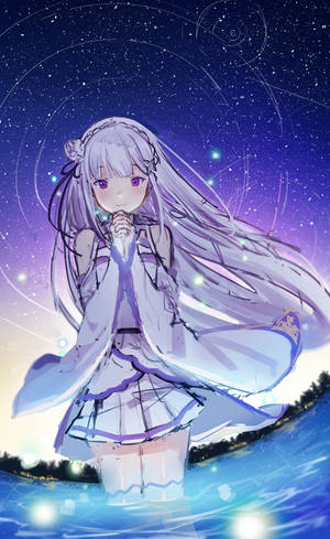 長銀髮的動漫女孩穿著白色連衣裙，站在發光的水中，頭上是星空。