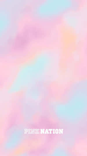 粉紅、藍同桃色水彩漩渦，上面有白色文字寫住 pink nation。