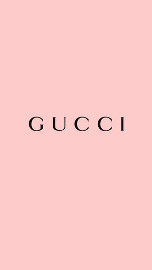 粉色背景，中央放置黑色Gucci標誌文字。