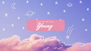 紫色天空下的粉紅雲朵，白色塗鴉星星、行星和月亮，以及文字 forever we are young。 — 插畫 壁紙