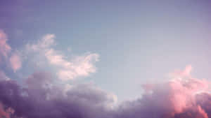 粉彩粉紅同紫色嘅雲朵飄過寧靜嘅暮色天空。