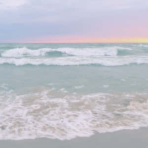 粉彩日落，海浪沖刷沙灘 — 日落天空 壁紙