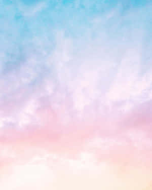 粉彩天空，粉紅、藍色和蜜桃色雲朵形成夢幻漸變。