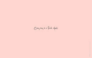 手寫語句「Every day is a fresh start」在柔和粉紅色背景上