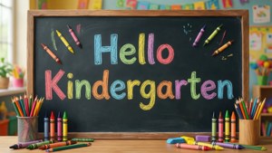 色彩繽紛的黑板，上面寫著 Hello Kindergarten，周圍環繞著教室裡的藝術用品。