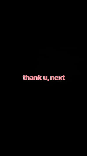 粉紅色文字寫著 thank u,next 在黑色背景上。