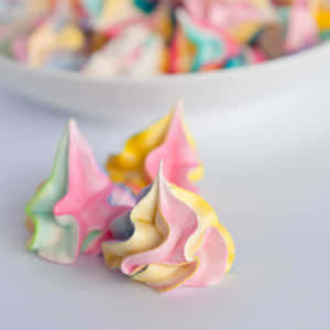 白色表面上帶漩渦的柔和馬卡龍曲奇。 — 甜品 壁紙