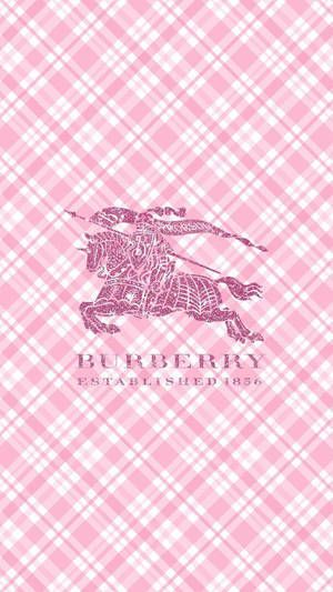 粉紅色格仔牆紙，帶有Burberry騎馬騎士標誌同品牌文字。