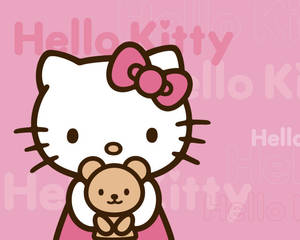 Hello Kitty 喺重複文字嘅粉紅色背景上抱住一隻泰迪熊。