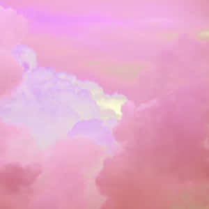 寧靜夢幻天空中的粉紅色和薰衣草色雲朵。