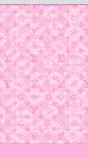 粉紅色牆紙，帶有重複的 Louis Vuitton 字母組合圖案和閃粉點綴。