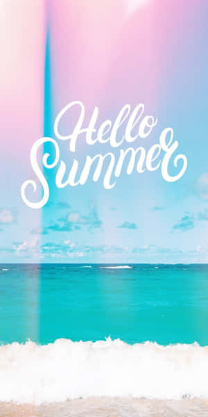 Hello Summer 文字在綠松石色海洋和粉彩天空之上（海灘）