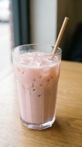 清新淡粉紅冰咖啡，完美嘅美觀飲品。 — 淺粉紅色美學動圖 壁紙