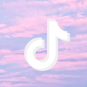 TikTok標誌在粉彩粉紅和紫色天空上