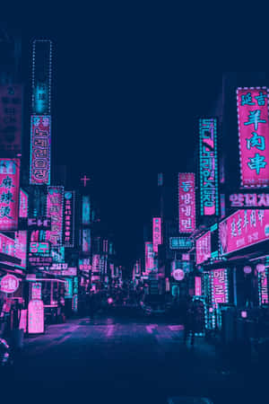霓虹招牌喺夜晚照亮濕嘅城市小巷，發出粉紅同藍光。