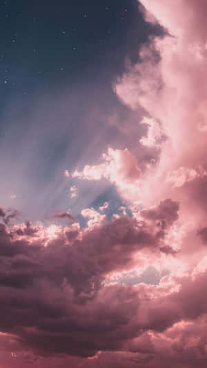 黃昏天空中粉紅色和紫色的雲朵、陽光和星星