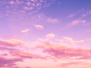 粉彩粉紅、紫色和金色雲彩在寧靜的暮色天空中飄移。 — 粉紅動漫美學 壁紙