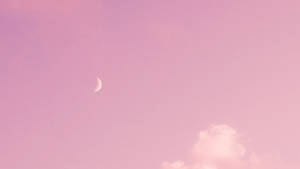 粉紅天空中的月牙與柔雲暮色 — 淡彩風格 壁紙