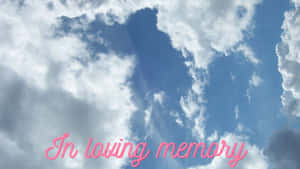 藍天白雲，粉紅色文字寫著「In loving memory」。 — 淺粉紅色 壁紙