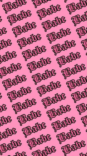 粉紅色壁紙上重複著黑色輪廓哥德式字體 'Babe' 文字。