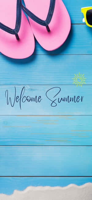 藍色木頭上粉紅色人字拖和黃色太陽眼鏡，附有「Welcome Summer」文字和太陽圖標。 — OnePlus 12 壁紙