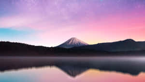 富士山倒映在霧氣瀰漫的湖面上，天空星光閃爍。 — 天際線 壁紙