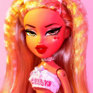 一個擁有橙色頭髮和櫻桃臉頰裝飾的娃娃，穿著「Cherry Pop」上衣。 — Bratz風格 壁紙