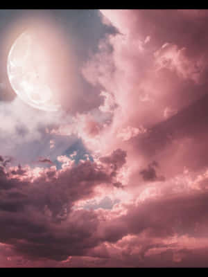 滿月透過粉紅色和紫色的雲層在夜晚閃耀。