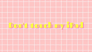 粉紅色網格背景，黃色文字寫住「Don't touch my iPad」
