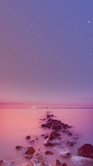 粉紅紫色星空天空平靜海面石徑帆船