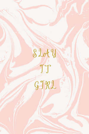 粉紅色和白色大理石背景，金色草書文字寫著 slay it girl。